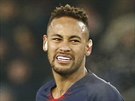 Neymar z Paris Saint-Germain s nespokojenou grimasou ve tvái.