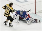 David Pastrák v dresu Bostonu proti Henriku Lundqvistovi z New York Rangers...