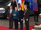 VCáchách se seli nmecká kancléka Angela Merkelová a francouzský prezident...