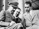 Architekt Albert Speer (vpravo) na snímku z února 1937 s Adolfem Hitlerem...