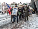 P�ibli�n� dv� st� lid� se z��astnilo pochodu centrem Hradce Kr�lov� za Jana...