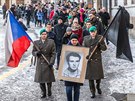 P�ibli�n� dv� st� lid� se z��astnilo pochodu centrem Hradce Kr�lov� za Jana...