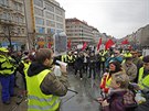 Po vzoru paíských demonstrací se luté vesty objevily i na Václavském...
