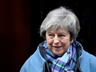 Britská premiérka Theresa Mayová opoutí Downing Street 10 ped hlasování o...