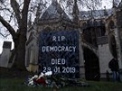 Falený náhrobek zanechaný zastánci brexitu u budovy britského Parlamentu v...