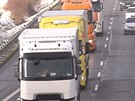 Tyto kamiony rozhodn nedodrují pravidlo dvou sekund. Mají mezi sebou pár...