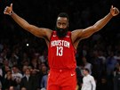 James Harden z Houstonu slaví výhru v newyorské Madison Square Garden.