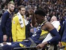 Victor Oladipo z Indiany si proti Torontu ván poranil koleno.