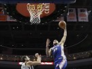 Ben Simmons (25) z Philadelphie smeuje, kolem sebe má DeMara DeRozana (10),...