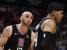 Marcin Gortat (vlevo) z LA Clippers vyítá chybu  spoluhrái Tobiasi Harrisovi.