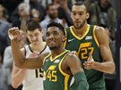 Donovan Mitchell (45) a Rudy Gobert (27) z Utahu slaví výhru nad Denverem.