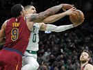 Jayson Tatum (0) z Bostonu je faulovaný Channingem Fryem (9) z Clevelandu.