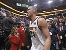 Mason Plumlee (24) z Denveru jde do atny, v zápase s Utahem byl vylouen.