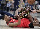 Myles Turner (nahoe) z Indiany a Patrick McCaw z Toronta bojovali o mí.