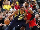 Myles Turner (vlevo) z Indiany se tlaí do C. J. Milese z Toronta.