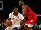 Emmanuel Mudiay (v bílém) z New Yorku útoí mezi Jamesem Hardenem (vpravo) a...