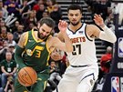 Ricky Rubio (vlevo) z Utahu faulovaný Jamalem Murraym z Denveru.