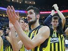 Hrái Fenerbahce Istanbul slaví výhru nad Olympiakosem Pireus. V popedí Nikola...