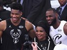 Janis Adetokunbo (vlevo) a LeBron James pózují pi Utkání hvzd 2018 s paní...