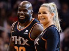 Apollo Crews a Natalya Neidhartová, hvzdy wrestlingu, na zápase Phoenix Suns