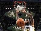 DeMarcus Cousins z Golden State smeuje do koe Indiany.
