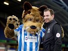 Jan Siewert, trenér Huddersfield Town, pózuje s maskotem Terrym.