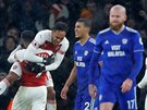 Pierre-Emerick Aubameyang (nahoe) a Alexandre Lacazette z Arsenalu slaví gól...