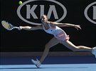 NA RETURNU. esk tenistka Karolna Plkov se sna zareagovat na servis...