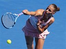 SERVIS. eská tenistka Karolína Plíková podává v osmifinále Australian Open.