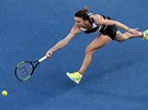 RYCHLÉ NOHY. Rumunská tenistka Simona Halepová dobíhá míek v osmifinále...