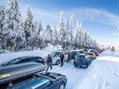 Parkuj�c� auta blokuj� silnici p�es h�eben na �erlichu v Orlick�ch hor�ch (19....