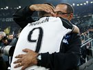 Gonzalo Higuaín v dresu Juventusu objímá svého bývalého koue Maurizia Sarriho...