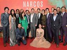 Alejandro Edda (kleící) s kolegy ze seriálu Narcos: Mexiko na premiée první...