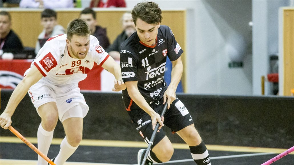 Marek Pixa z Tatranu St�e�ovice (vpravo) a Jan Bílý z Pardubic bojují o mí�ek.