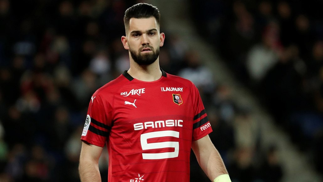 Český brankář ve službách Rennes Tomáš Koubek reaguje na vstřelený gól v zápase...
