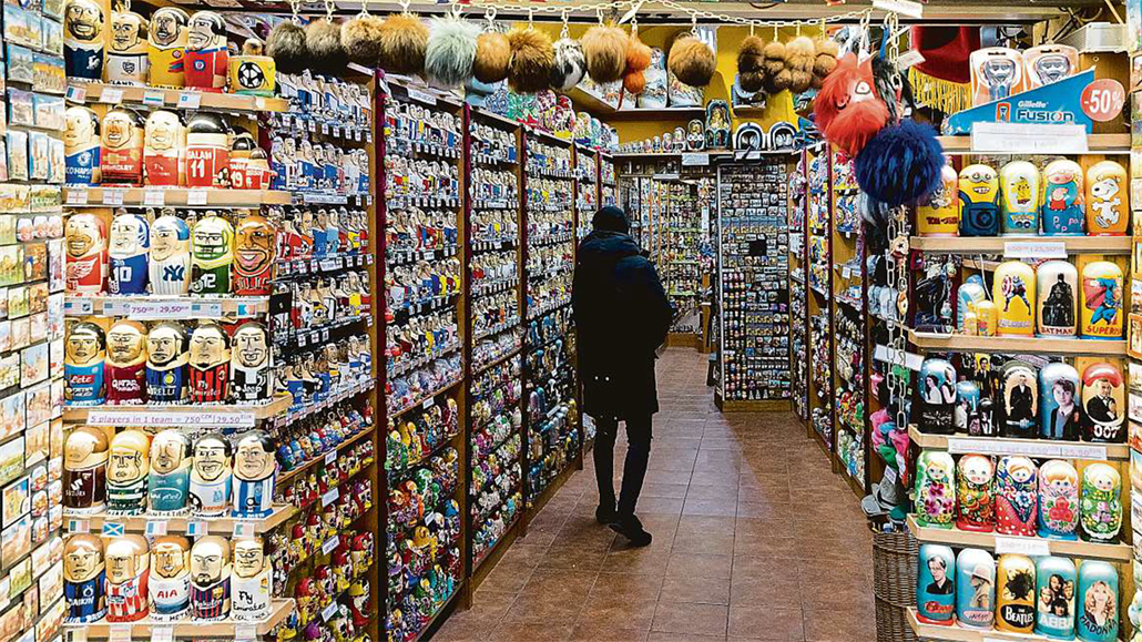 Pedraené obchody v centru Prahy nabízí turistm matrjoky.