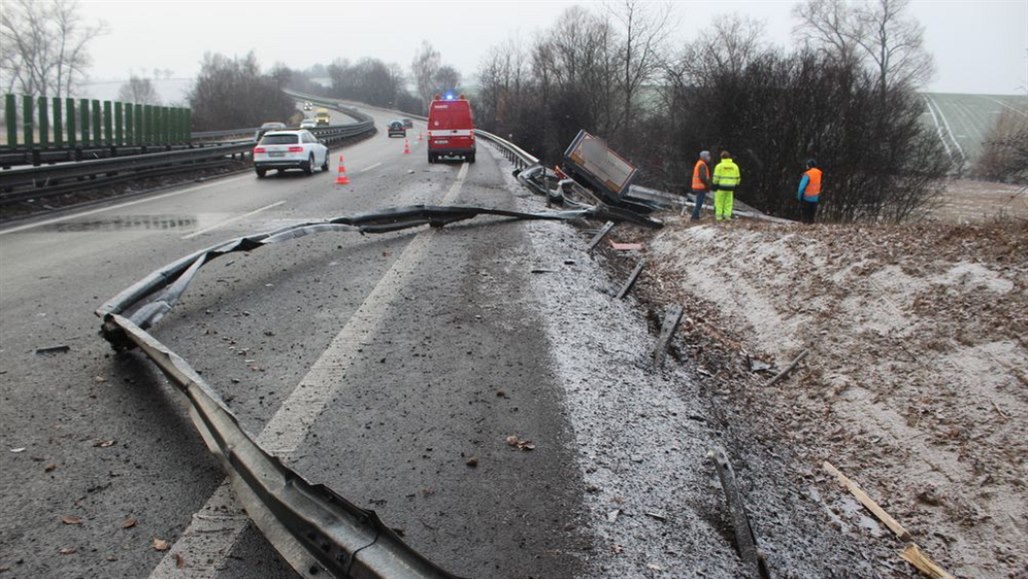 �idi� havaroval na D46 poblí� �e�ova s nákladním vozem nalo�eným betonovým...