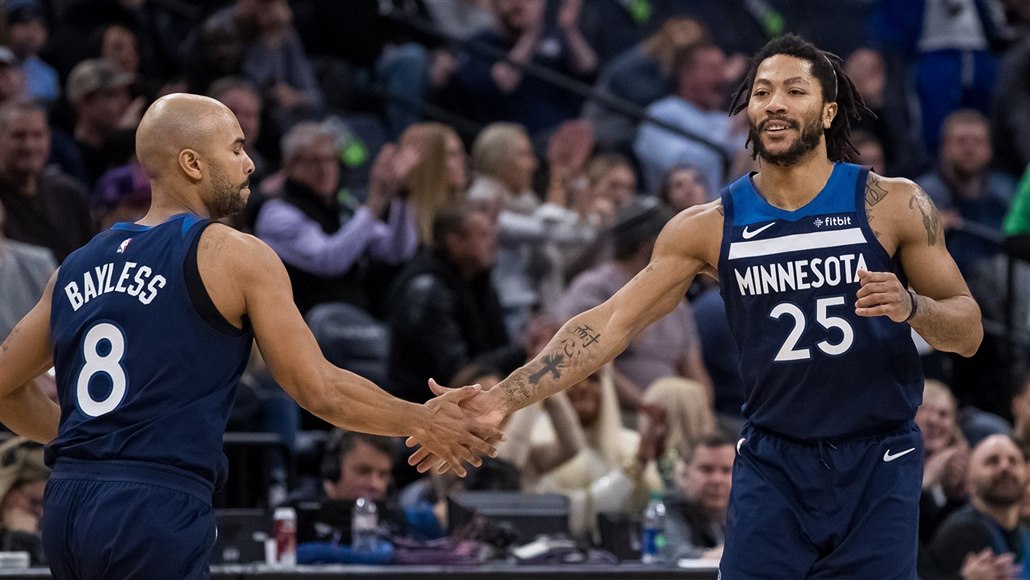Jerryd Bayless (vlevo) a Derrick Rose z Minnesoty oslavují.