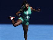 Serena Williamsov nespokojen poskakuje bhem tvrtfinle Australian Open.