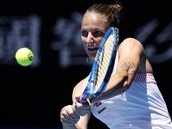 Karolna Plkov se sousted na bekhend ve tvrtfinle Australian Open.