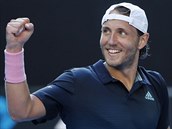 Francouzsk tenista Lucas Pouille se raduje z vhry nad Milosem Raonicem ve...