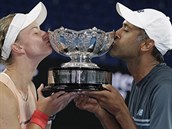 PUSA ZE DVOU STRAN. Barbora Krejkov a Amerian Rajeev Ram lbaj pohr pro...