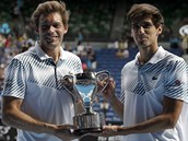 Francouzt tenist Pierre-Hugues Herbet (vpravo) a Nicolas Mahut spokojen...