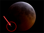 Zvětšený detail ze záběru Měsíce Griffith Observatory