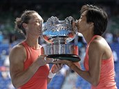 POLIBKY. Australsk tenistka Samantha Stosurov (vlevo) a jej nsk deblov...