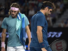 Roger Federer (vpravo) a Stefanos Tsitsipas v osmifinle Australian Open.
