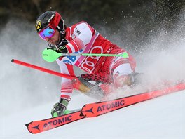 Rakuan Marcel Hirscher bhem druhho kola slalomu ve Wengenu.