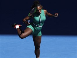 Serena Williamsov nespokojen poskakuje bhem tvrtfinle Australian Open.