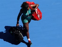 Serena Williamsov po porce od Karolny Plkov ve tvrtfinle Australian...