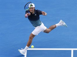 Lucas Pouille z Francie dobh k forhendu ve tvrtfinle Australian Open.
